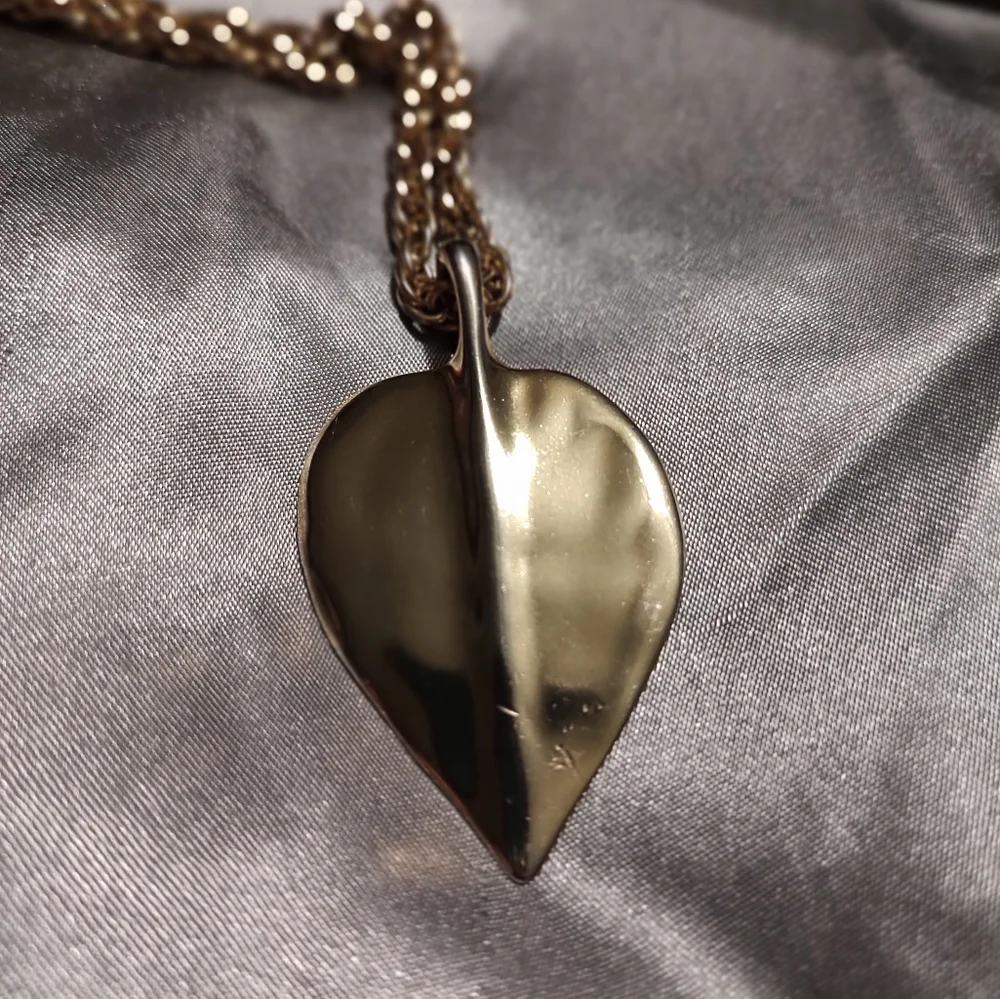 1980's Givenchy gold pendant and chain - Picture 3 of 4